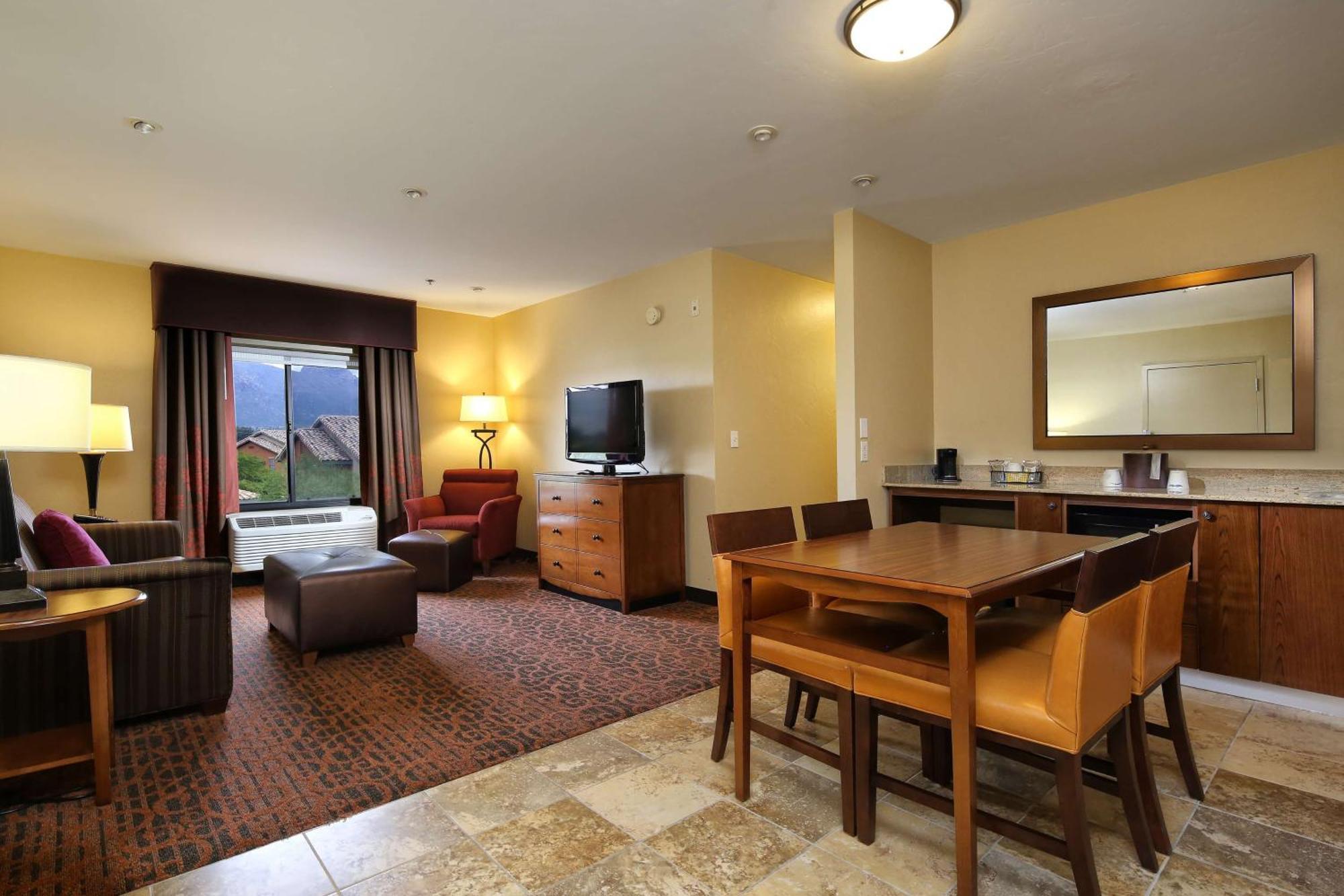 Hampton & Tucson Mall Hotel 3*