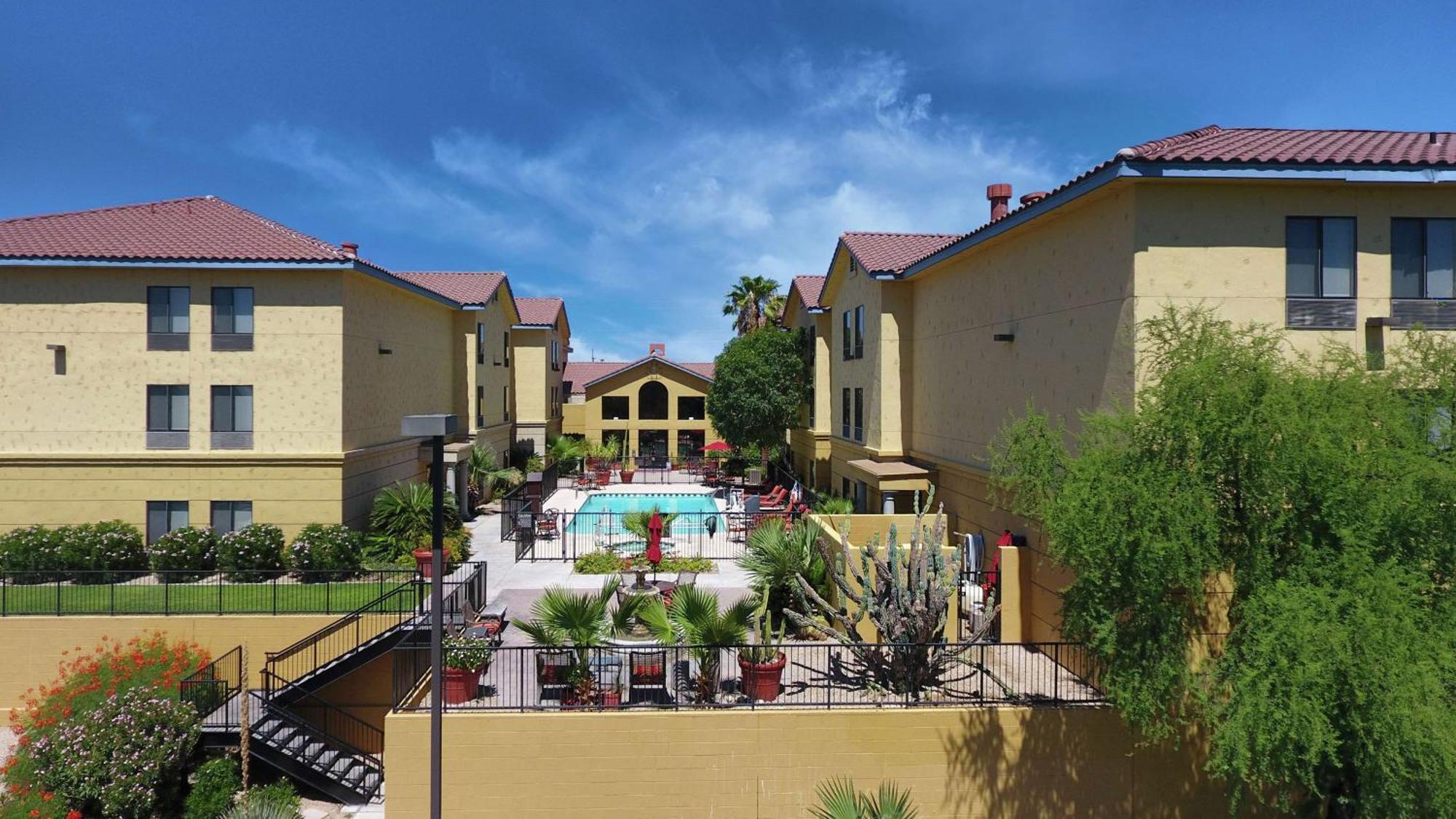Hampton & Tucson Mall Hotel 3*