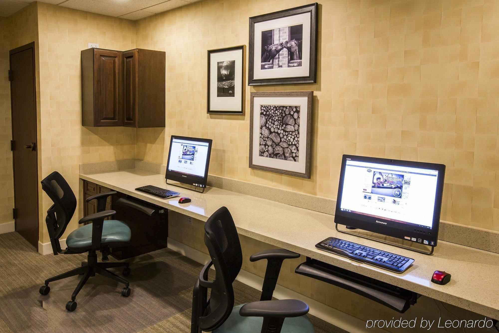 Hampton & Tucson Mall Hotel 3*