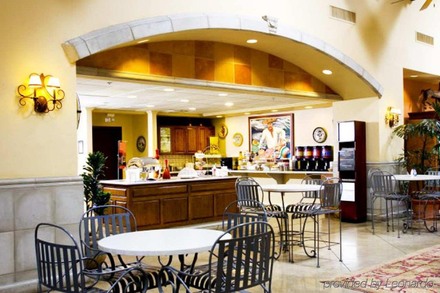 Hampton & Tucson Mall Hotel 3*