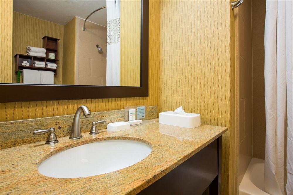 Hampton & Tucson Mall Hotel 3*