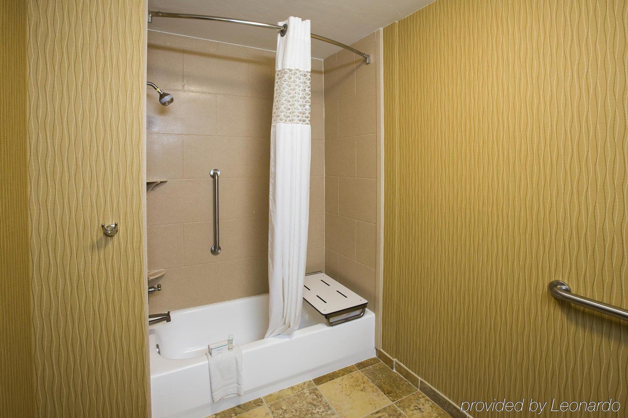 Hampton & Tucson Mall Hotel 3*
